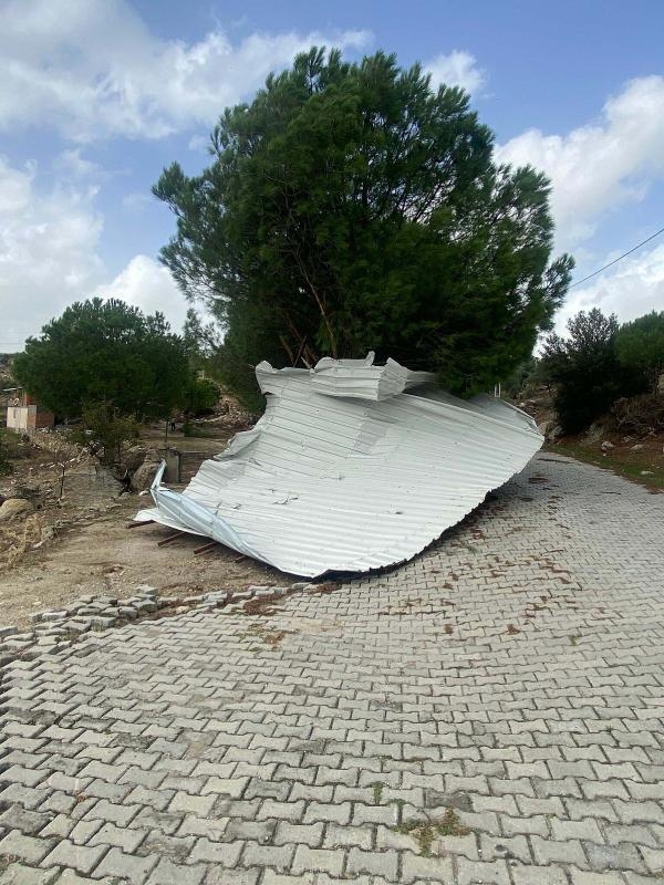 Aydın'da hortum minareyi devirdi