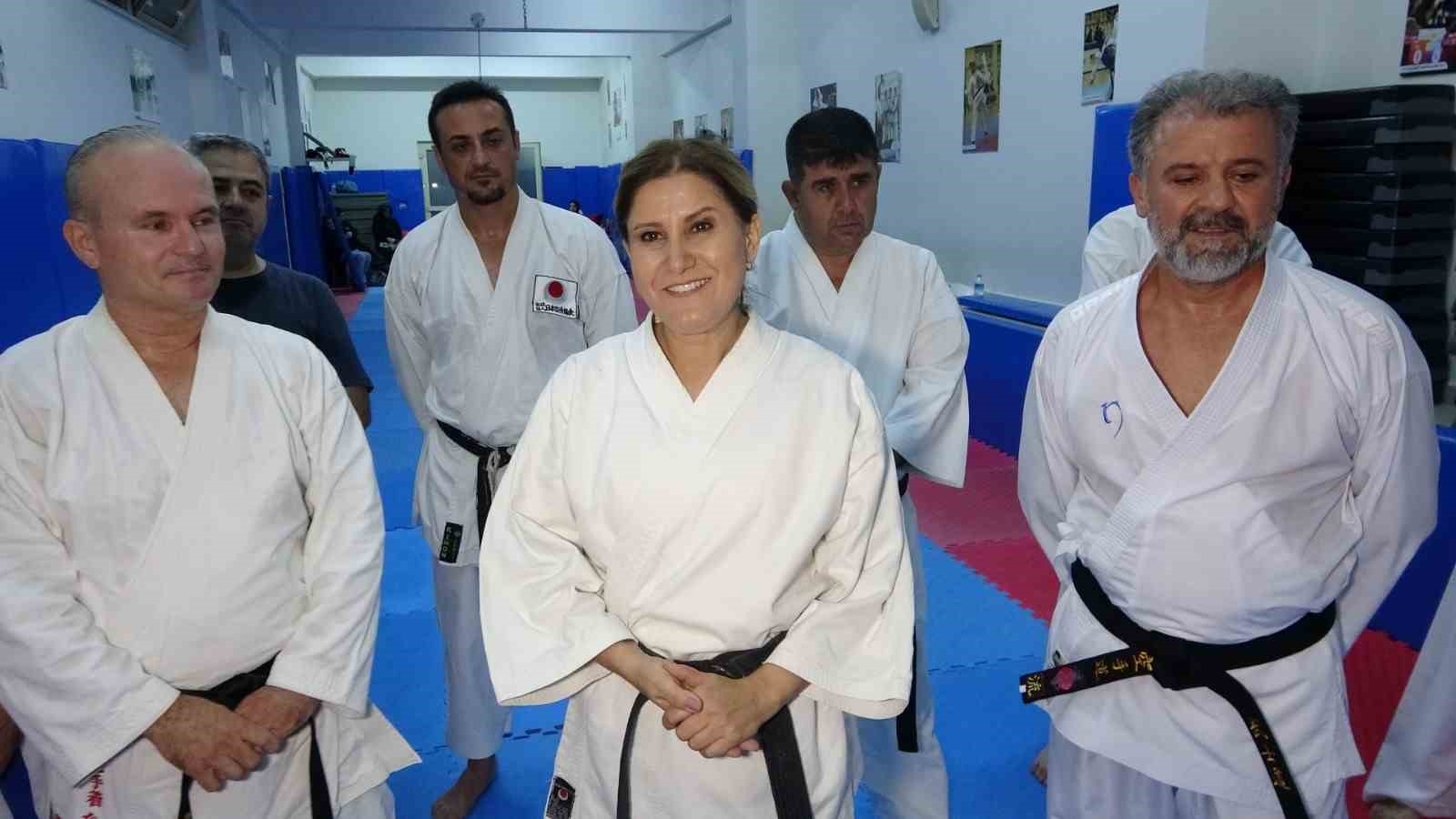 Aynı karate salonu öğrencileri, 30 yıl sonra tekrar bir araya gelerek idman yaptı