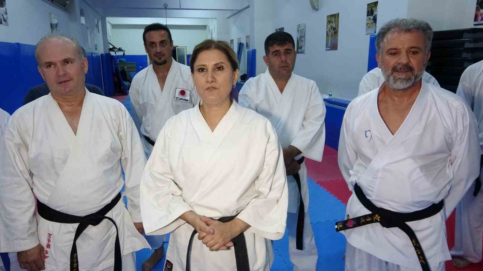 Aynı karate salonu öğrencileri, 30 yıl sonra tekrar bir araya gelerek idman yaptı
