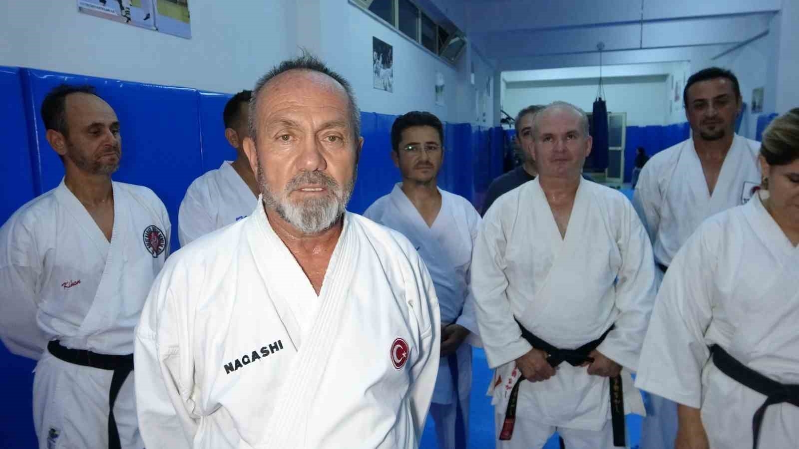 Aynı karate salonu öğrencileri, 30 yıl sonra tekrar bir araya gelerek idman yaptı