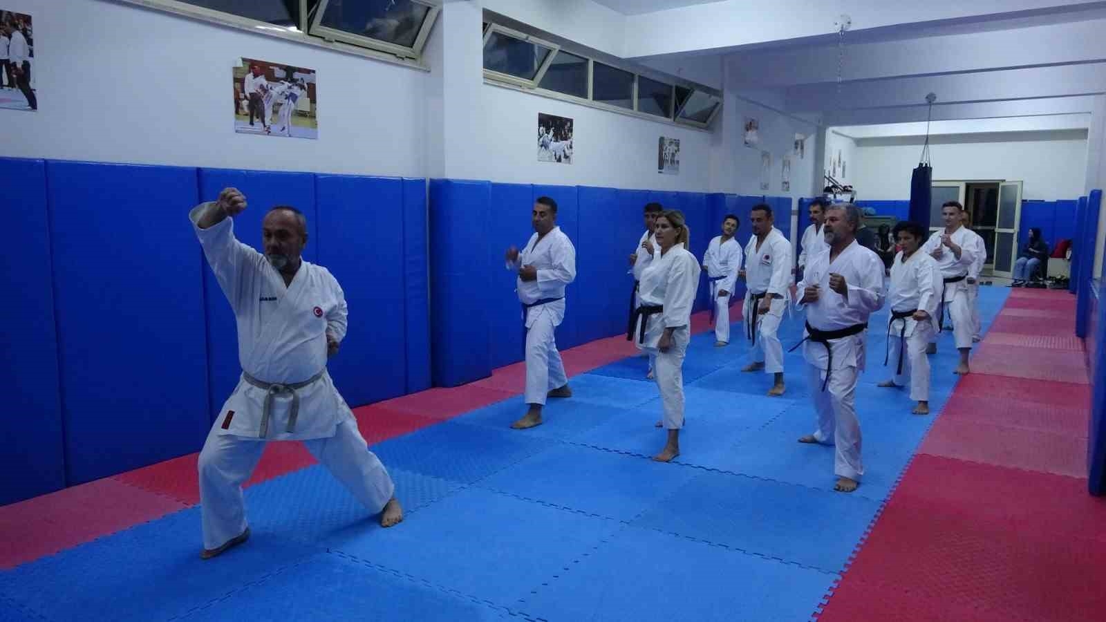 Aynı karate salonu öğrencileri, 30 yıl sonra tekrar bir araya gelerek idman yaptı