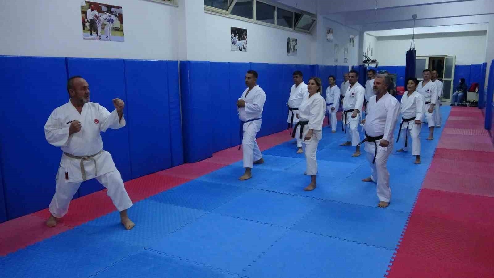 Aynı karate salonu öğrencileri, 30 yıl sonra tekrar bir araya gelerek idman yaptı