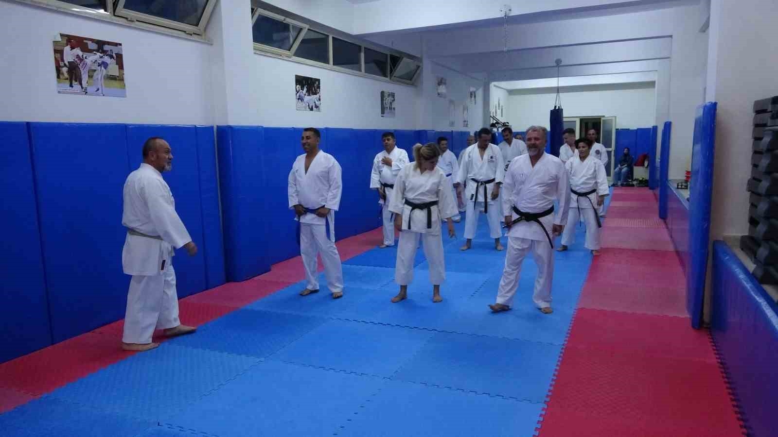Aynı karate salonu öğrencileri, 30 yıl sonra tekrar bir araya gelerek idman yaptı
