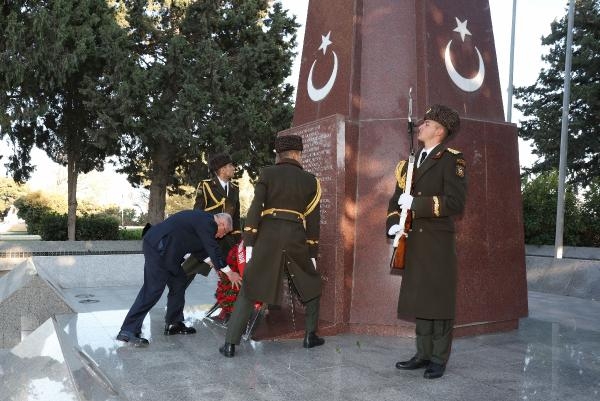 Bakan Güler, Azerbaycan'da Türk Şehitliğini ziyaret etti