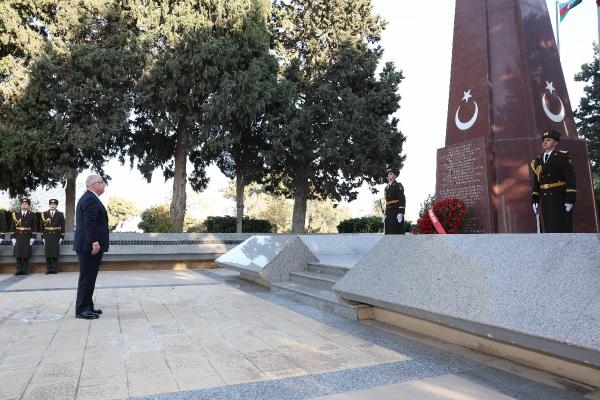 Bakan Güler, Azerbaycan'da Türk Şehitliğini ziyaret etti
