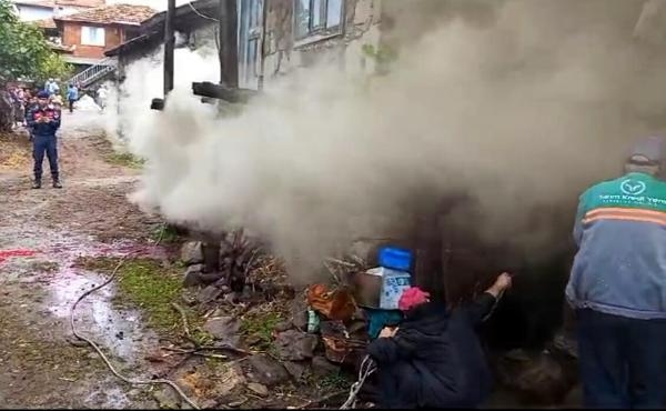Balıkesir'de yangında ev kullanılamaz hale geldi, ahırdaki inek öldü