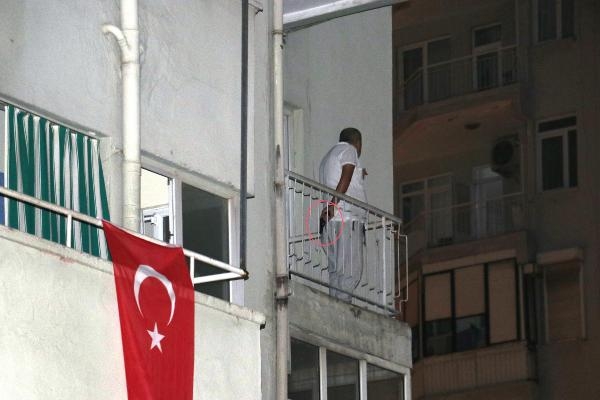 Balkona çıkıp, etrafa gösterdiği tabancayı başına dayadı; polis ikna etti
