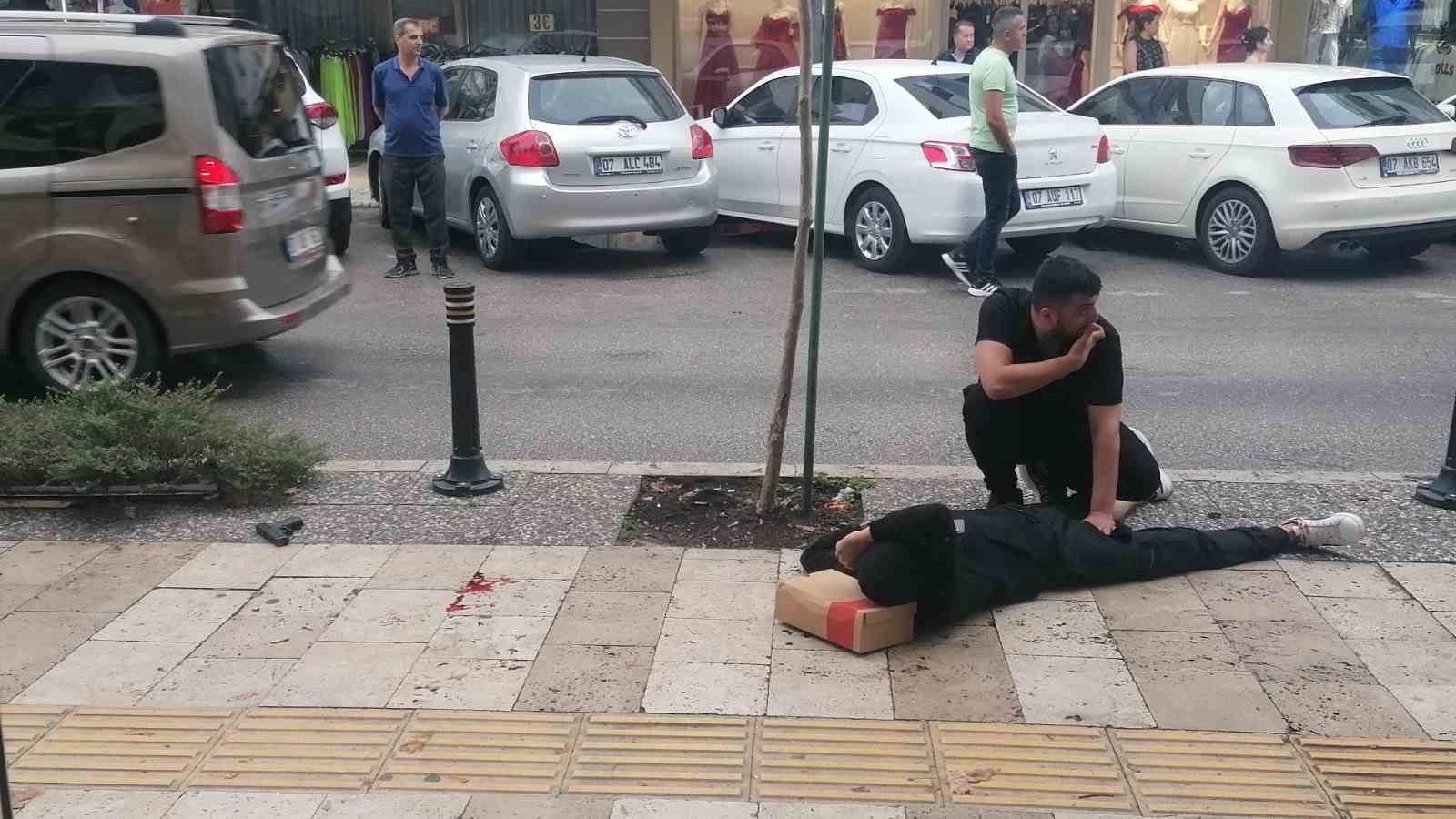Belindeki silah yürürken ateş alınca yere yığıldı, o anlar kamerada
