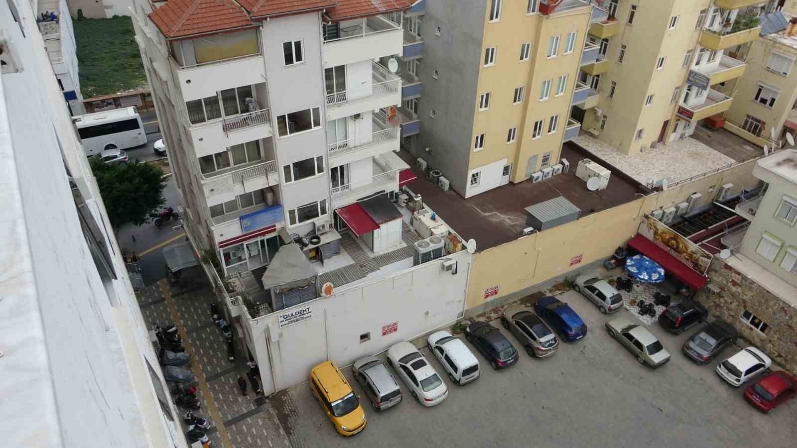 Çatıda 45 dakika önce gördüğü şahıs için ekipleri alarma geçirdi