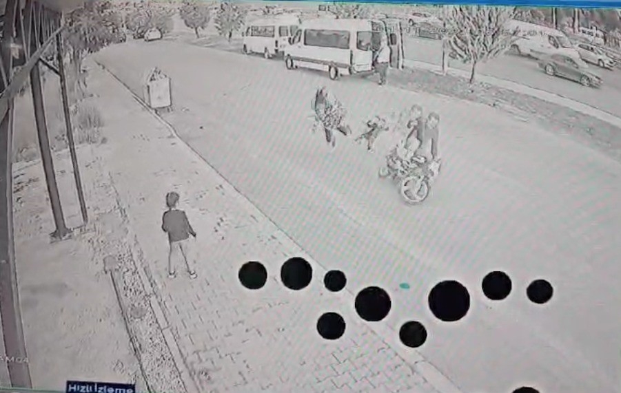 Çocuğu kurtarmak isterken ezildiler!