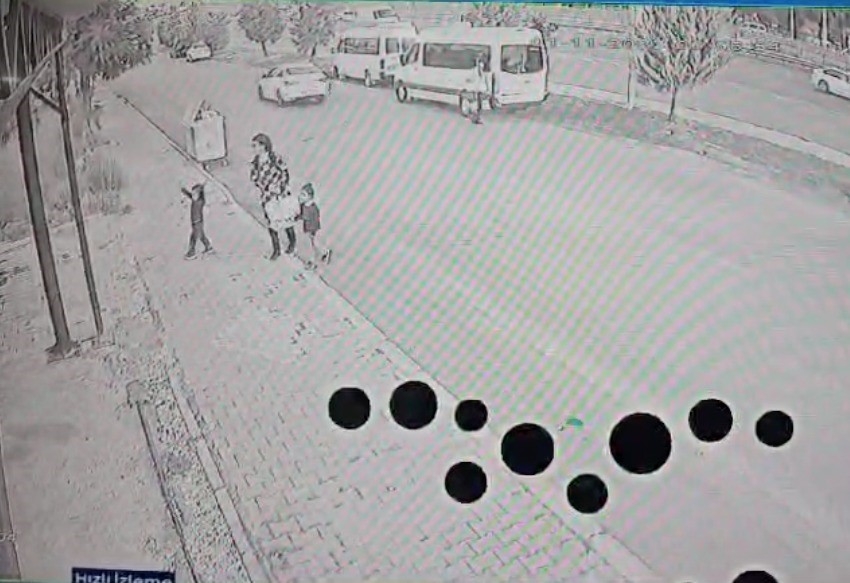 Çocuğu kurtarmak isterken ezildiler!