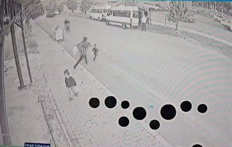Çocuğu kurtarmak isterken ezildiler!