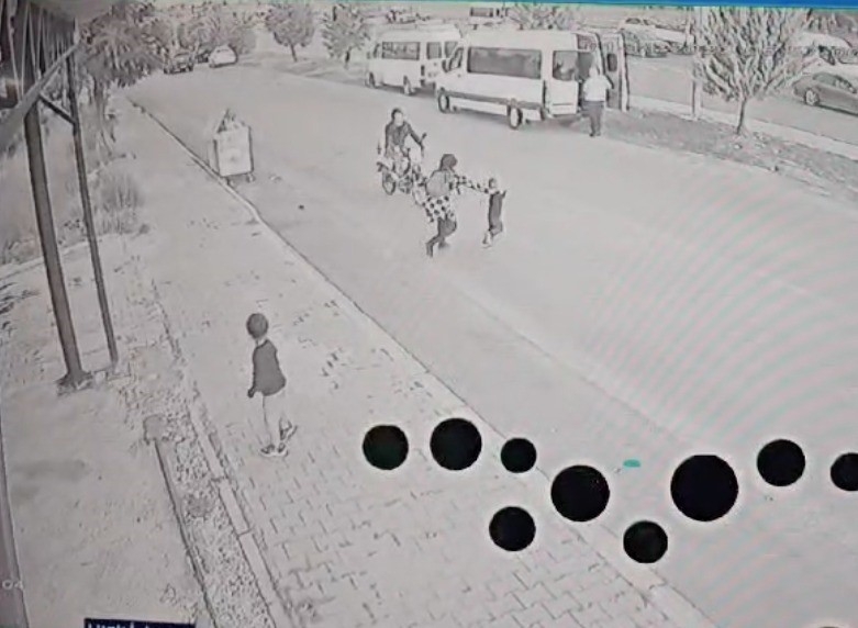Çocuğu kurtarmak isterken ezildiler!