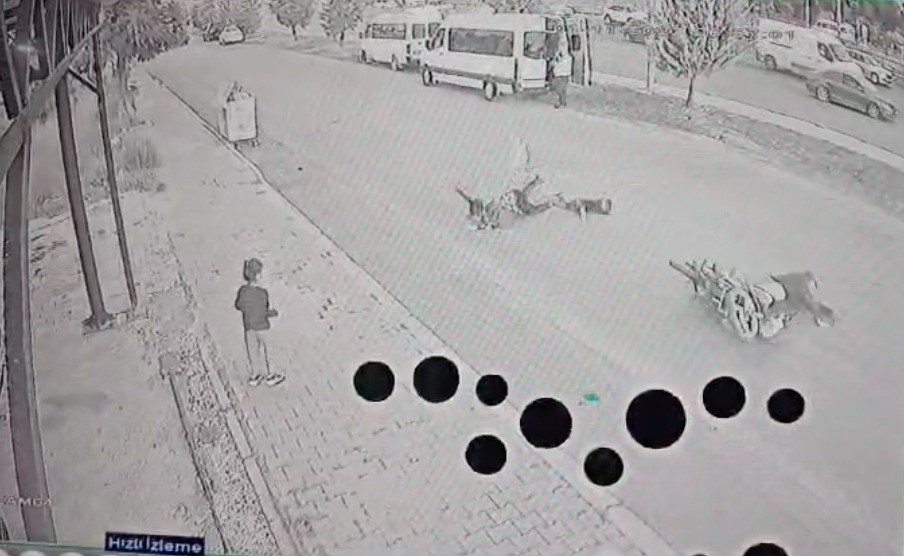 Çocuğu kurtarmak isterken ezildiler!