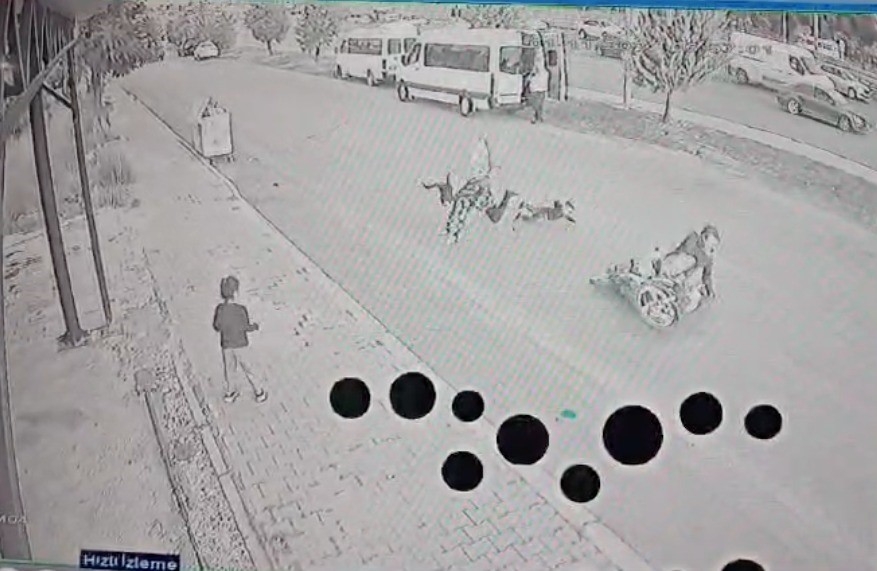 Çocuğu kurtarmak isterken ezildiler!