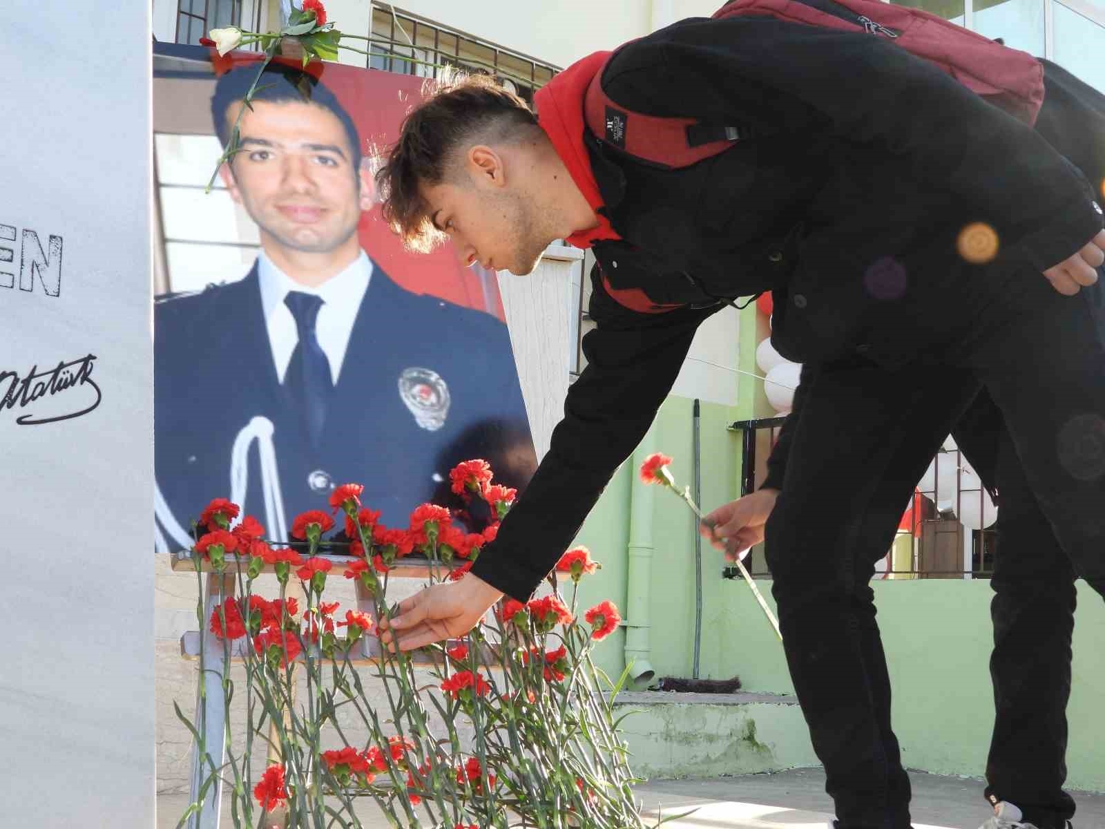 Depremde hayatını kaybeden polis Barış Berber'in adı kütüphanede yaşatılacak