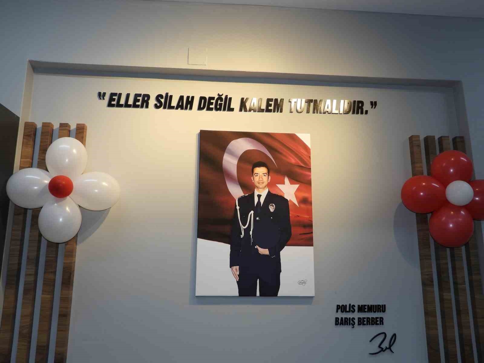 Depremde hayatını kaybeden polis Barış Berber'in adı kütüphanede yaşatılacak