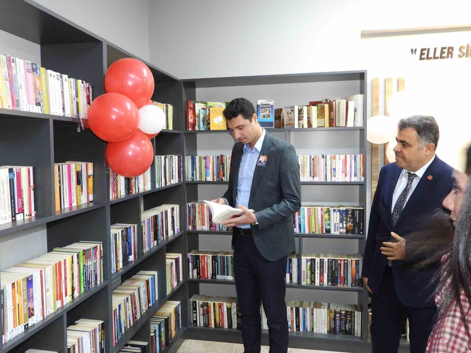 Depremde hayatını kaybeden polis Barış Berber'in adı kütüphanede yaşatılacak