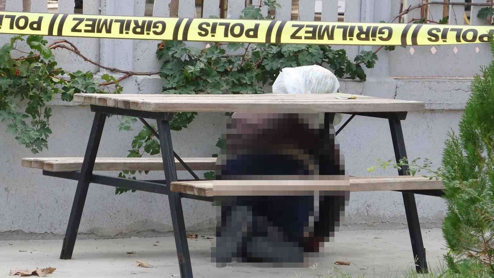 Dinlenmek için oturduğu cami bahçesindeki bankta son nefesini verdi