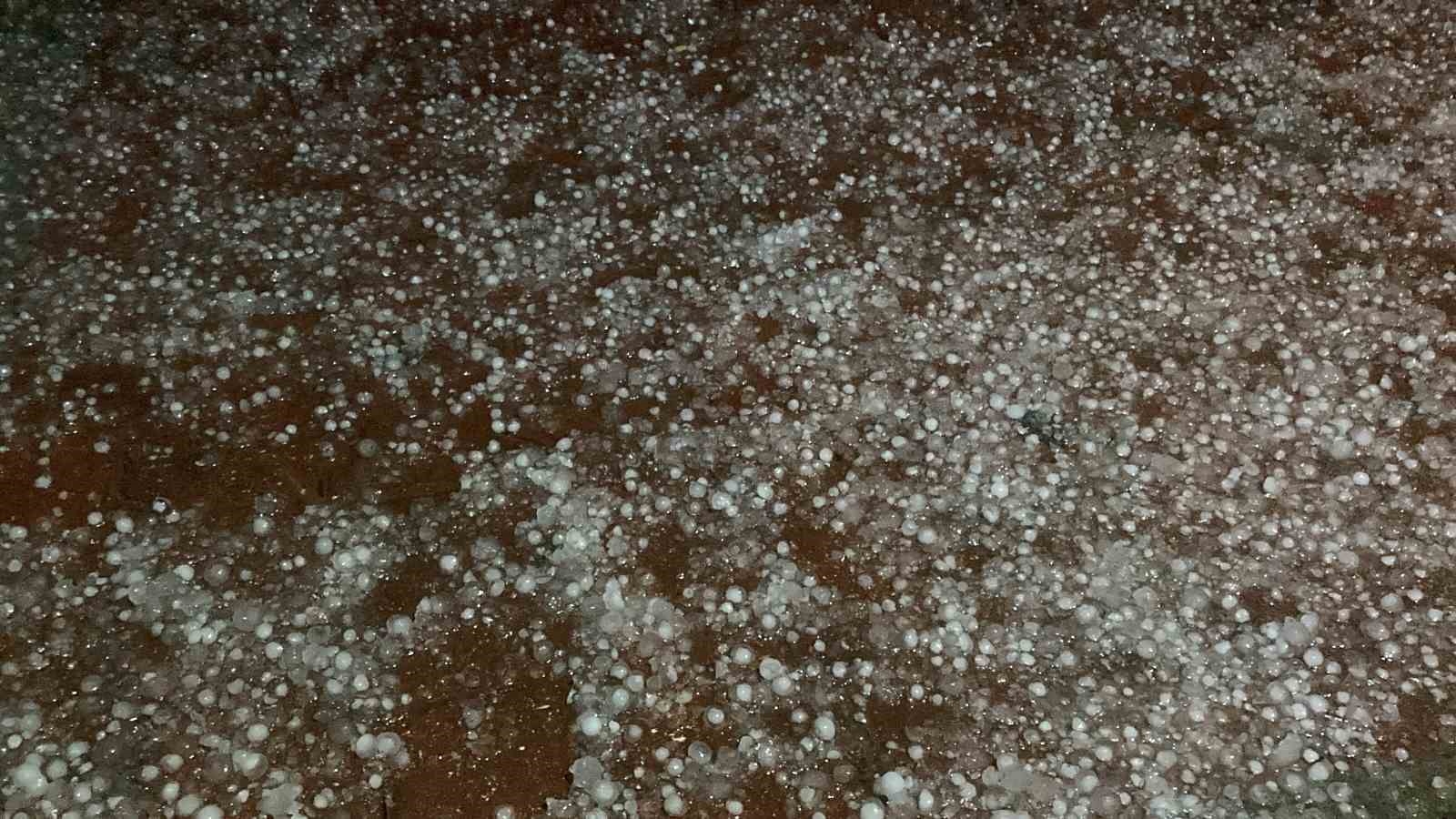 Dolu yağışı etkili oldu, 10 dakikada yollar beyaza büründü