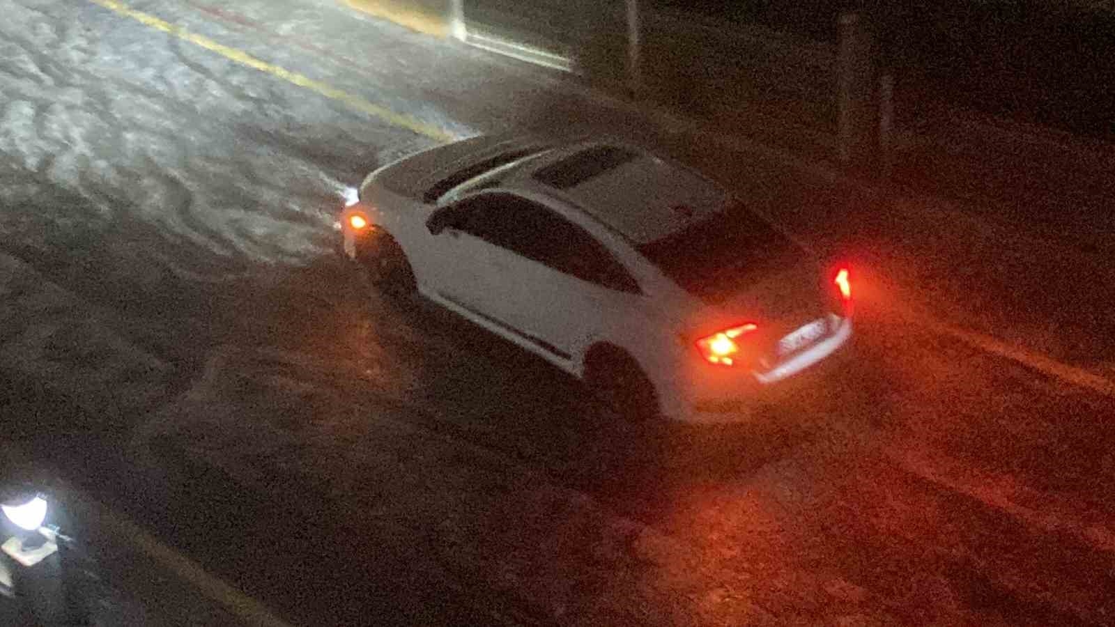 Dolu yağışı etkili oldu, 10 dakikada yollar beyaza büründü