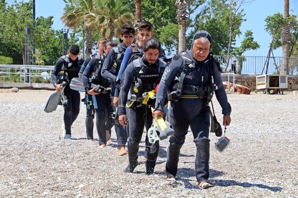 Dünyaca ünlü sahilde denizin altı çekirdek kabuğu tarlasına döndü