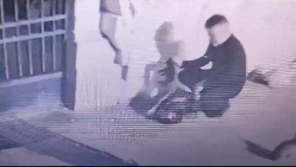 Fatih'te yavru kediyi çantasına koyan şüpheli kamerada