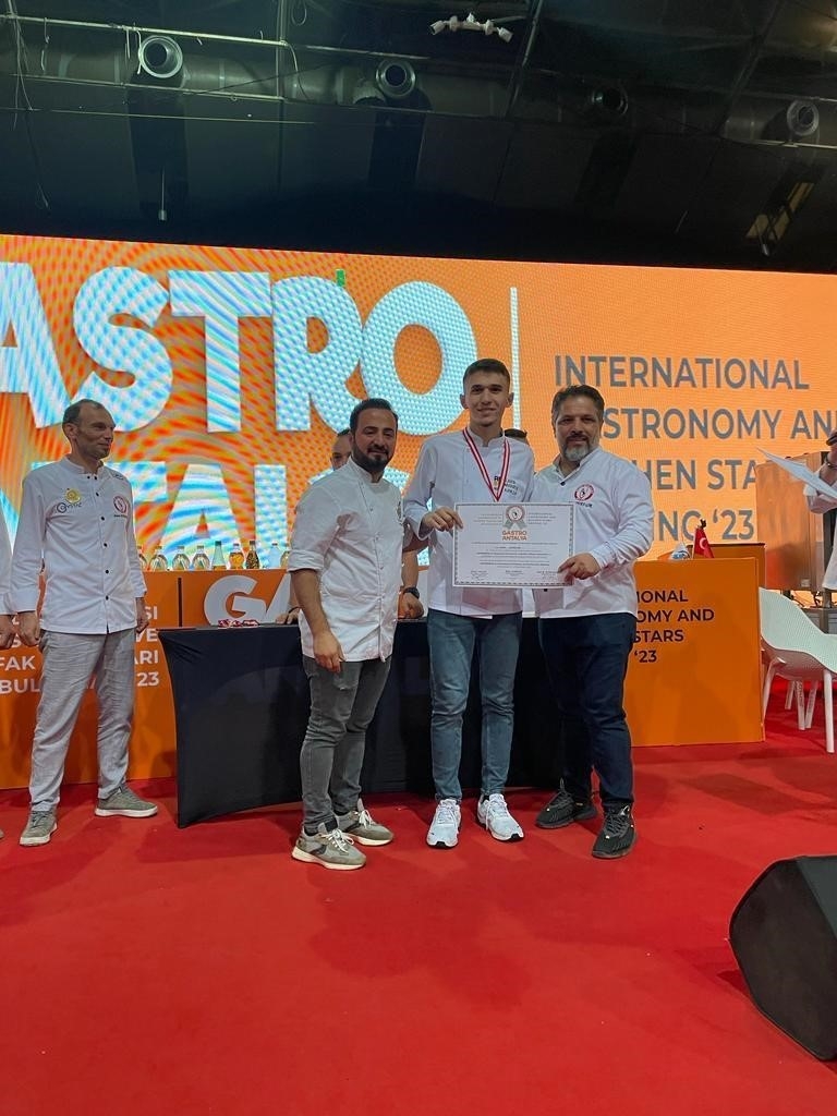 Gastronomi yarışmasında Alanya Üniversitesi'ne gümüş madalya