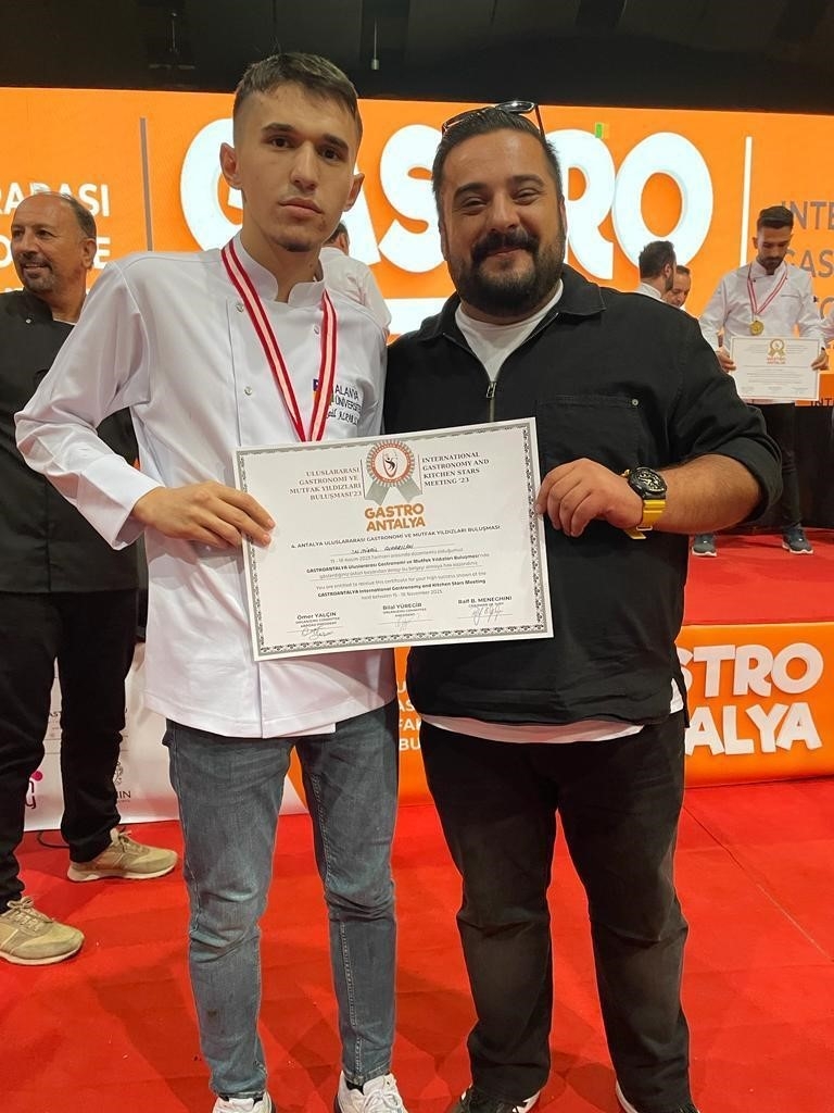 Gastronomi yarışmasında Alanya Üniversitesi'ne gümüş madalya