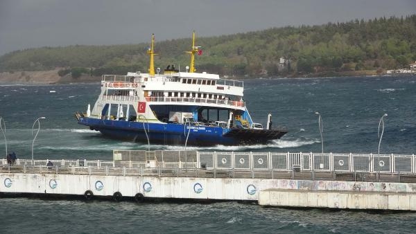 Gökçeada ve Bozcaada feribot seferlerine 'fırtına' engeli