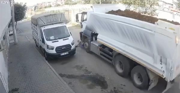 Hafriyat kamyonunun çarptığı yaya öldü