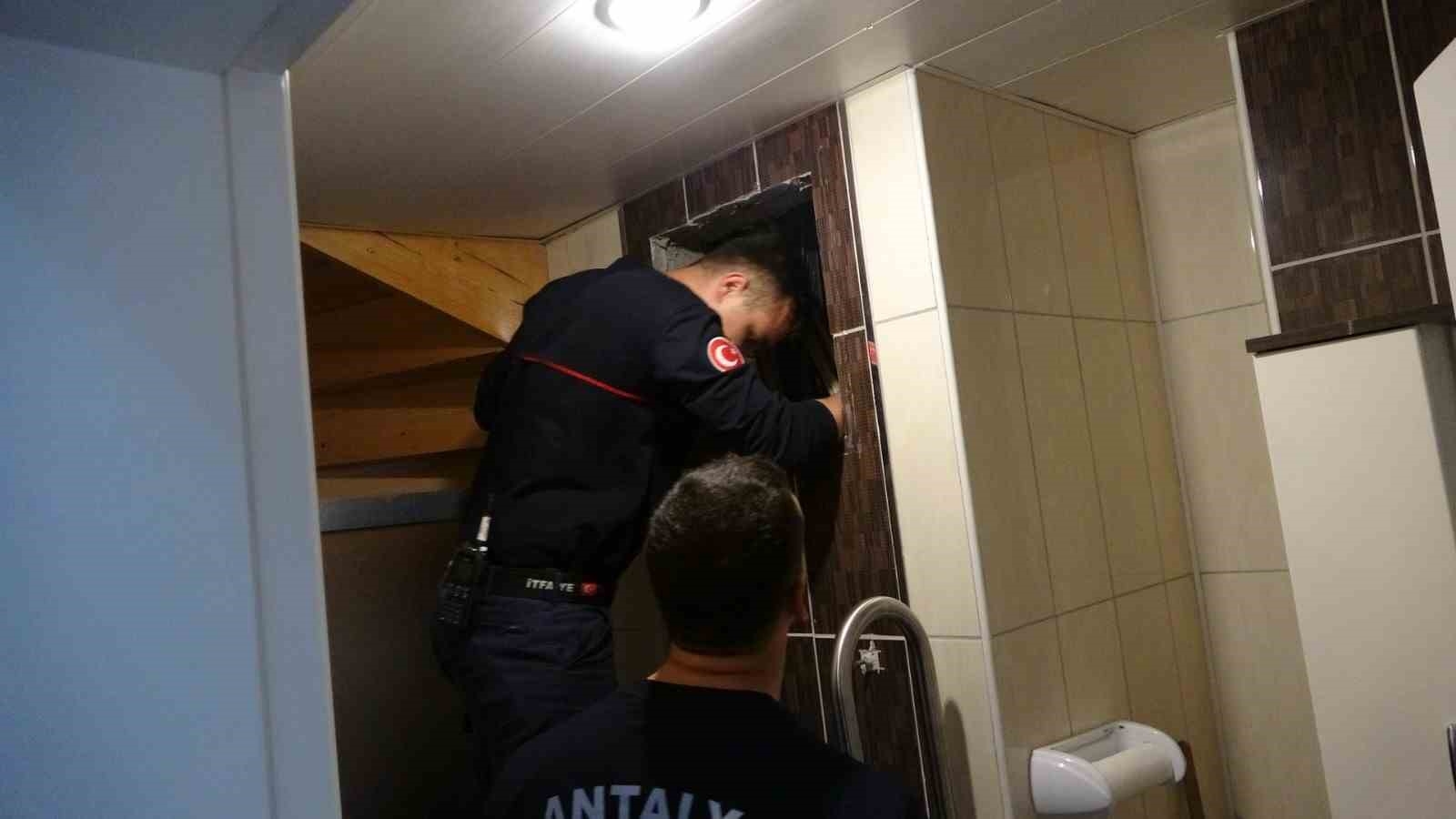 Havalandırmada mahsur kalan güvercin itfaiye ekipleri tarafından kurtarıldı
