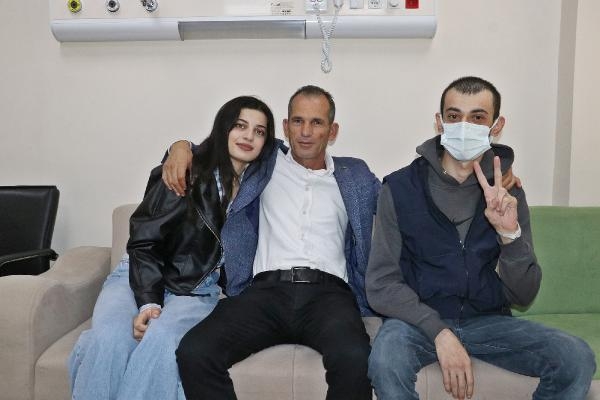 'Hızlı karaciğer yetmezliği' tanısı konulan Ferhat'a, kız kardeşi hayat verdi