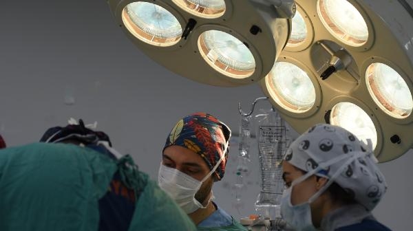'Hızlı karaciğer yetmezliği' tanısı konulan Ferhat'a, kız kardeşi hayat verdi