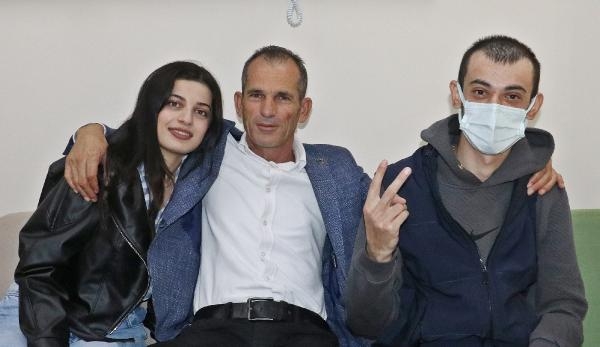 'Hızlı karaciğer yetmezliği' tanısı konulan Ferhat'a, kız kardeşi hayat verdi
