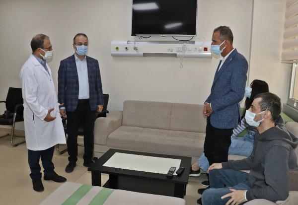 'Hızlı karaciğer yetmezliği' tanısı konulan Ferhat'a, kız kardeşi hayat verdi