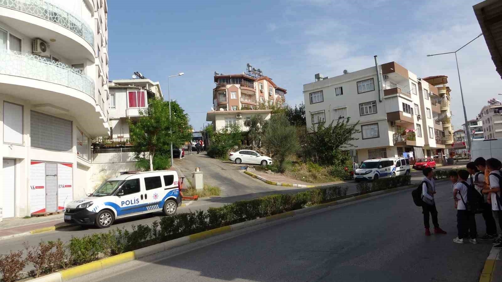 İnşaat boyacısı bekar evinde ölü bulundu