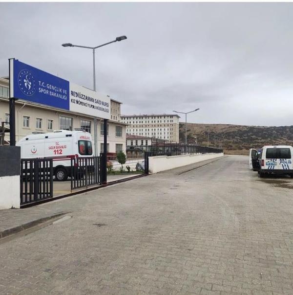 Isparta'da KYK yurdundaki 117 kız öğrenci, yemekten zehirlenme şüphesiyle hastaneye başvurdu