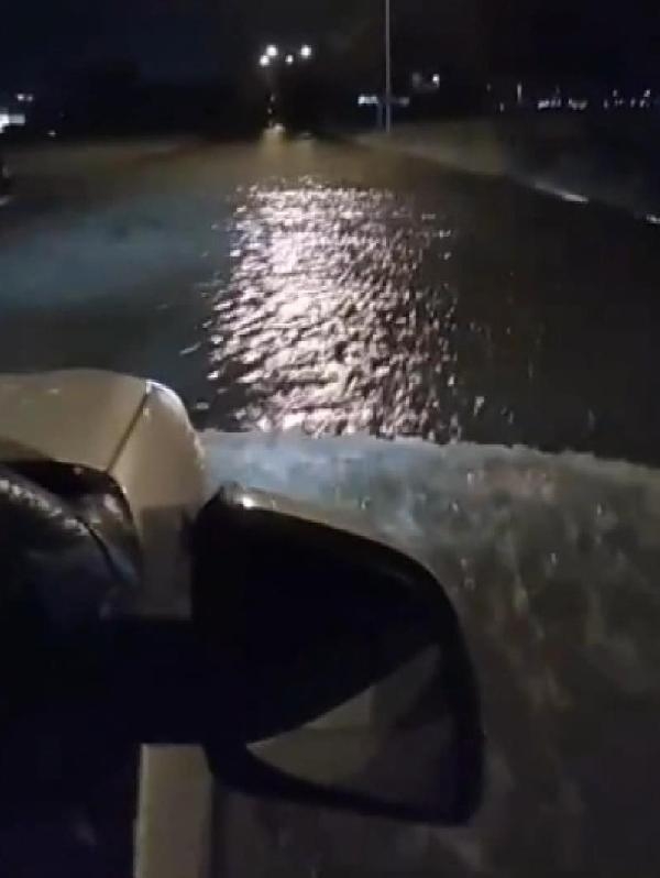 İstanbul'da yağış başladı; Silivri'de yollar göle döndü