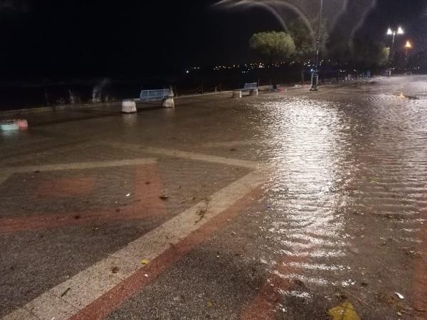 İstanbul'da yağış başladı; Silivri'de yollar göle döndü