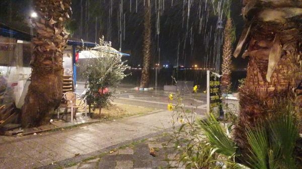 İstanbul'da yağış başladı; Silivri'de yollar göle döndü