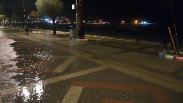 İstanbul'da yağış başladı; Silivri'de yollar göle döndü