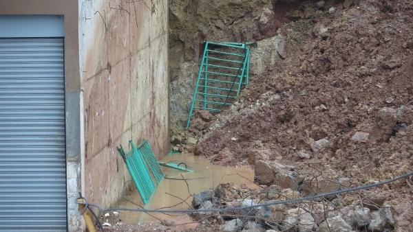 İstinat duvarı çöktü, 6 katlı apartman boşaltıldı