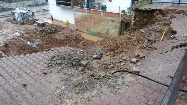İstinat duvarı çöktü, 6 katlı apartman boşaltıldı