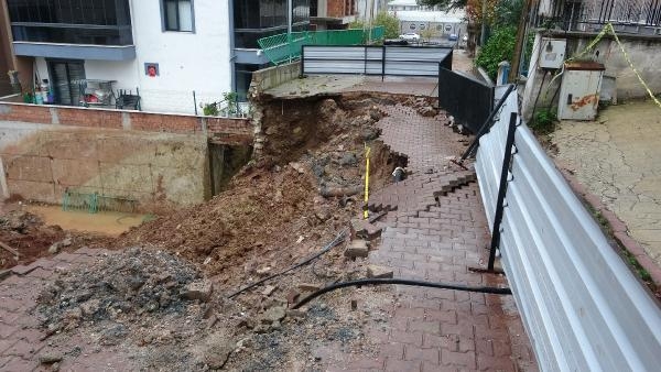 İstinat duvarı çöktü, 6 katlı apartman boşaltıldı