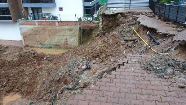 İstinat duvarı çöktü, 6 katlı apartman boşaltıldı