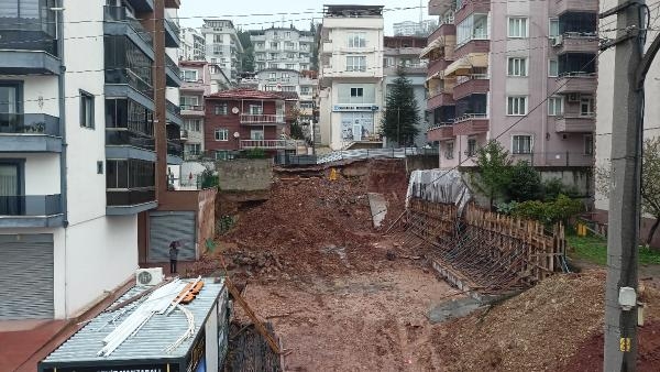 İstinat duvarı çöktü, 6 katlı apartman boşaltıldı