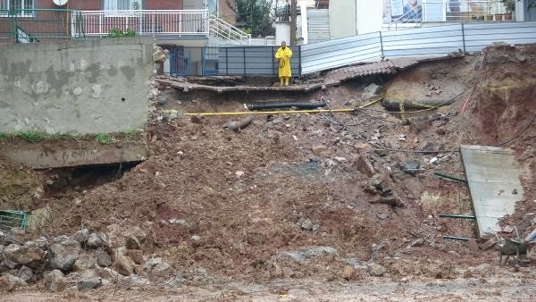 İstinat duvarı çöktü, 6 katlı apartman boşaltıldı