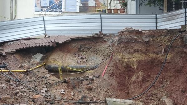 İstinat duvarı çöktü, 6 katlı apartman boşaltıldı