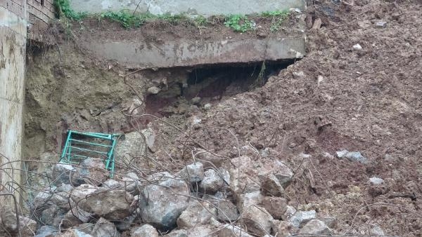 İstinat duvarı çöktü, 6 katlı apartman boşaltıldı